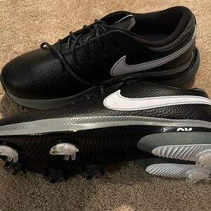 Nike men’s golf shoes size 6 Brand New no box